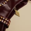bolso_tachas_marrn_1.webp NÍCOLI BOLSO TACHAS MARRÓN< Bolsos