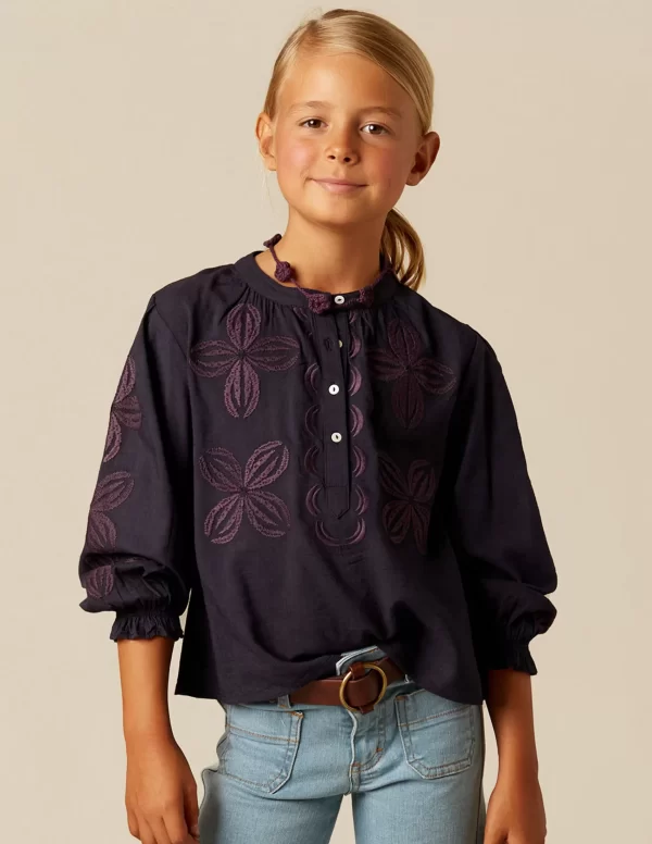 camisa_azul_bordado_flor_0-1.webp NÍCOLI CAMISA AZUL BORDADO FLOR< Camisas