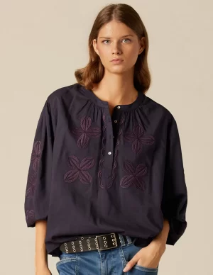 camisa_azul_bordado_flor_0.webp NÍCOLI CAMISA AZUL BORDADO FLOR< Camisas