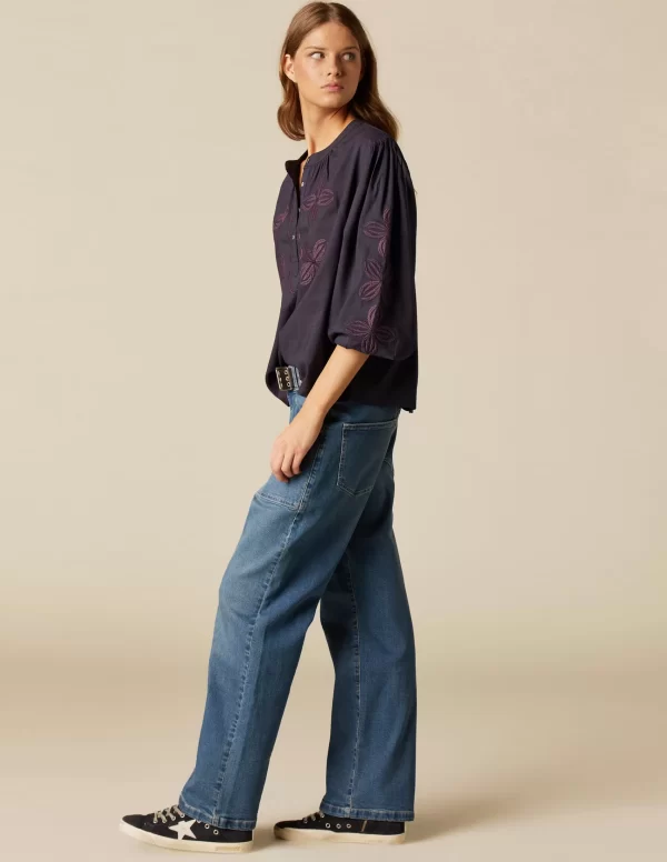 camisa_azul_bordado_flor_1.webp NÍCOLI CAMISA AZUL BORDADO FLOR< Camisas
