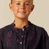camisa_azul_bordado_flor_2-1.webp NÍCOLI CAMISA AZUL BORDADO FLOR< Camisas