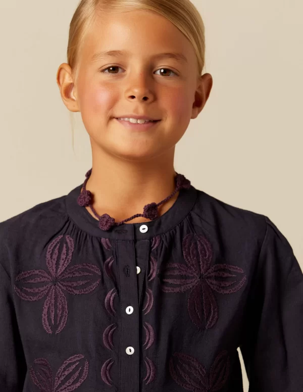 camisa_azul_bordado_flor_2-1.webp NÍCOLI CAMISA AZUL BORDADO FLOR< Camisas