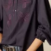 camisa_azul_bordado_flor_2.webp NÍCOLI CAMISA AZUL BORDADO FLOR< Camisas