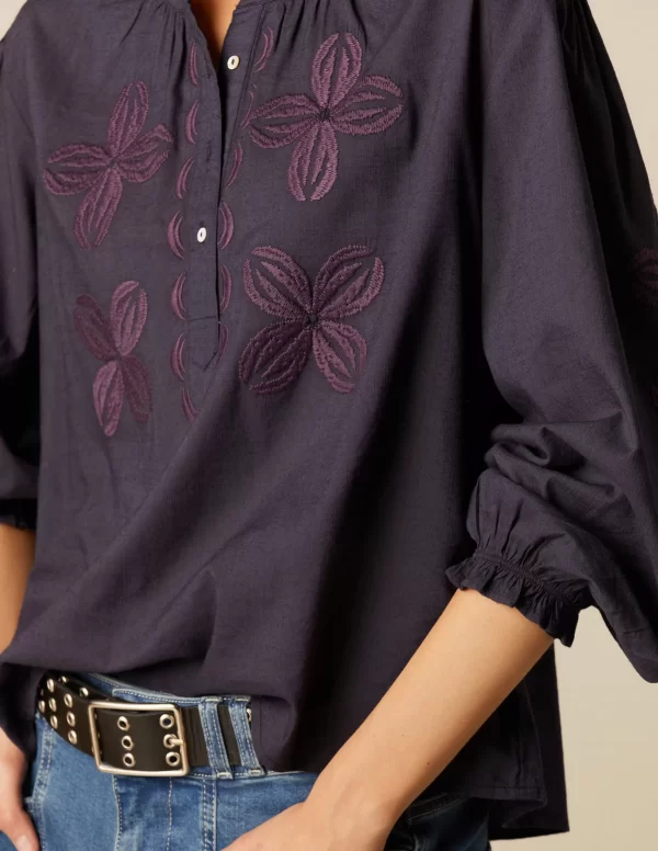 camisa_azul_bordado_flor_2.webp NÍCOLI CAMISA AZUL BORDADO FLOR< Camisas