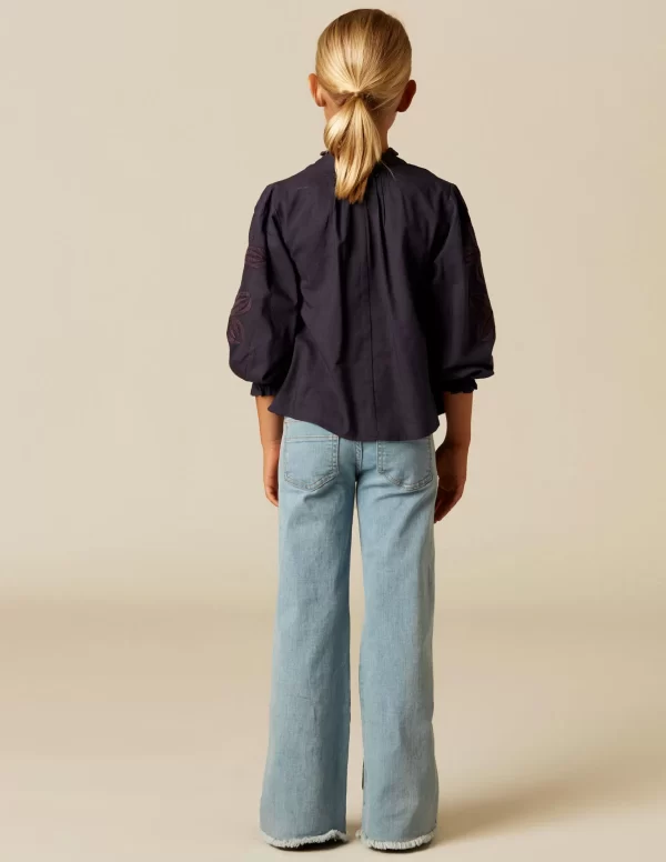 camisa_azul_bordado_flor_3-1.webp NÍCOLI CAMISA AZUL BORDADO FLOR< Camisas
