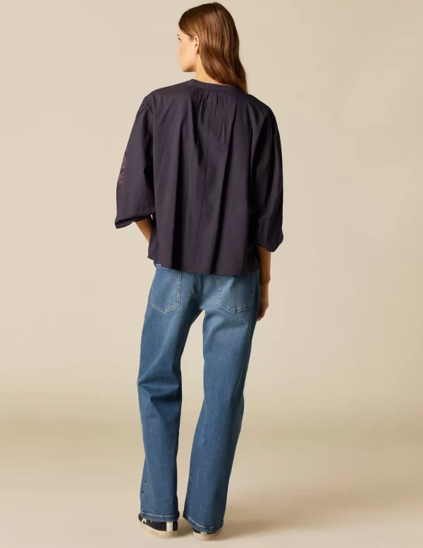 camisa_azul_bordado_flor_3.webp NÍCOLI CAMISA AZUL BORDADO FLOR< Camisas