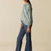 camisa_azul_flor_pequea_1.webp NÍCOLI CAMISA AZUL FLOR PEQUEÑA< Camisas