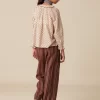 camisa_cruda_flor_marrn_3.webp NÍCOLI CAMISA CRUDA FLOR MARRÓN< Camisas