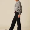 camisa_flor_hoja_azul_2.webp NÍCOLI CAMISA FLOR HOJA AZUL< Camisas