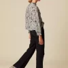 camisa_flor_hoja_azul_3.webp NÍCOLI CAMISA FLOR HOJA AZUL< Camisas
