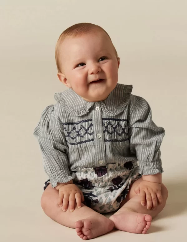 camisa_raya_azul_nidos_1-3.webp NÍCOLI CAMISA RAYA AZUL NIDOS< Camisas