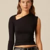 NÍCOLI CAMISETA ASIMéTRICA NEGRA< Camisetas | Tops