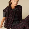 chaleco_negro_raya_mora_2.webp NÍCOLI CHALECO NEGRO RAYA< Chalecos