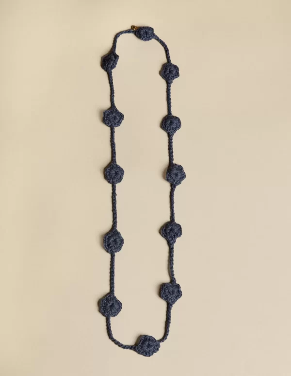 collar_flor_punto_azul_0.webp NÍCOLI COLLAR FLOR PUNTO AZUL< Collares | Collares