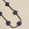 collar_flor_punto_azul_1.webp NÍCOLI COLLAR FLOR PUNTO AZUL< Collares | Collares