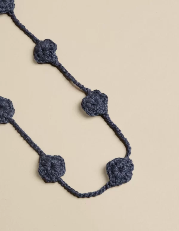 collar_flor_punto_azul_1.webp NÍCOLI COLLAR FLOR PUNTO AZUL< Collares | Collares