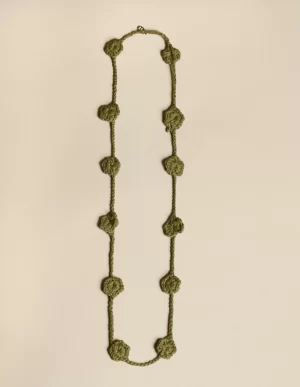 collar_flor_punto_mostaza_0.webp NÍCOLI COLLAR FLOR PUNTO< Collares | Collares