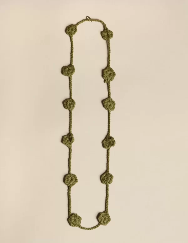 collar_flor_punto_mostaza_0.webp NÍCOLI COLLAR FLOR PUNTO< Collares | Collares