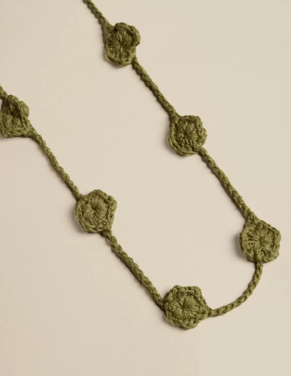collar_flor_punto_mostaza_1.webp NÍCOLI COLLAR FLOR PUNTO< Collares | Collares