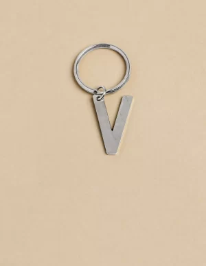 llavero_v_plateado_0.webp NÍCOLI LLAVERO 'V' PLATEADO< Llaveros | Llaveros