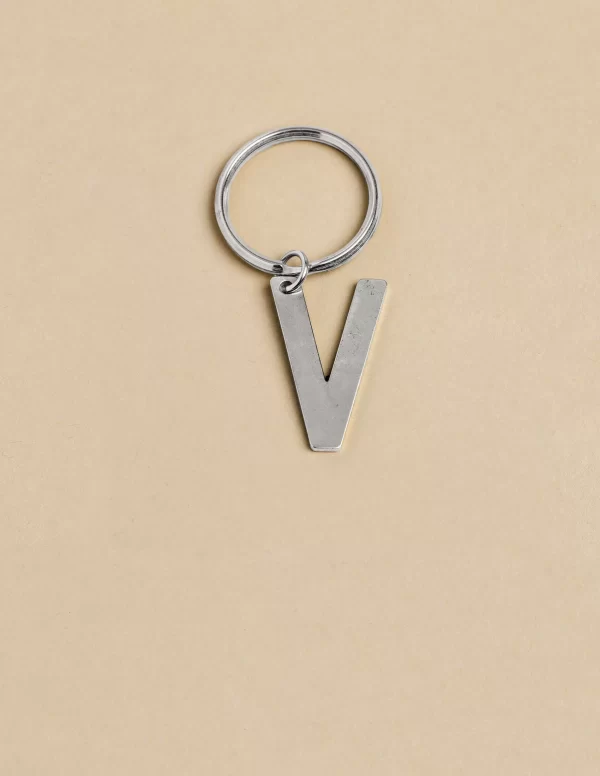 llavero_v_plateado_0.webp NÍCOLI LLAVERO 'V' PLATEADO< Llaveros | Llaveros