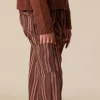 NÍCOLI PANTALÓN RAYA MARRÓN< Pantalones