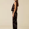 pantaln_terciopelo_flor_m_1.webp NÍCOLI PANTALÓN TERCIOPELO FLOR< Pantalones