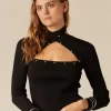 NÍCOLI TOP ABERTURA ESCOTE TACHAS NEGRO< Tops
