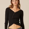top_cruce_botones_negro_0.webp NÍCOLI TOP CRUCE BOTONES NEGRO< Tops