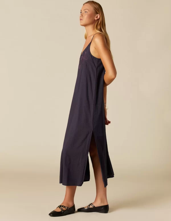 vestido_azul_tirantes_bor_2.webp NÍCOLI VESTIDO AZUL TIRANTES BORDADO< Vestidos